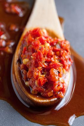 La Bomba Calabrese al Peperoncino Oggi vorrei parlarvi della Bomba Calabrese, è una salsa a base di ortaggi e peperoncino, è molto piccante, ma anche molto gustosa e saporita.