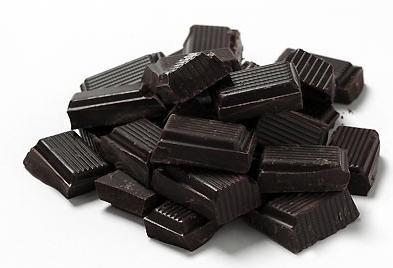 Valori nutrizionali per 100 g di cioccolato fondente 90% Energia 2483 kj / 592 kcal Grassi 55 g