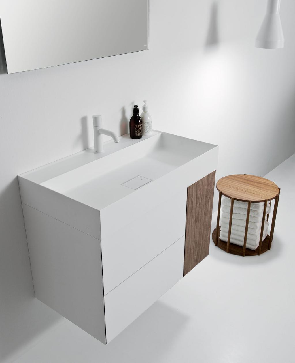 Mobile da cm 80 x 45 x h 50 con doppio cassetto in finitura laccata Bianco opaco e anta laterale in legno finitura noce naturale. Lavabo D7H in Ceramilux SSL da cm 80 x 45 x h 12.