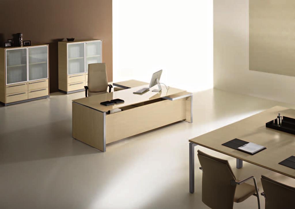 22 La scrivania direzionale combinata alla cassettiera mobile con piano allungo, due ampi e profondi contenitori, un elegante tavolo da riunione.