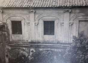 2 - CRONOLOGI PROGETTO, RELIZZZIONE E PRINCIPLI TRSFORMZIONI DOCUMENTTE foto del cortile allegata alla revisione del 1965 La costruzione del complesso monastico venne iniziata nel 750 dalle religiose