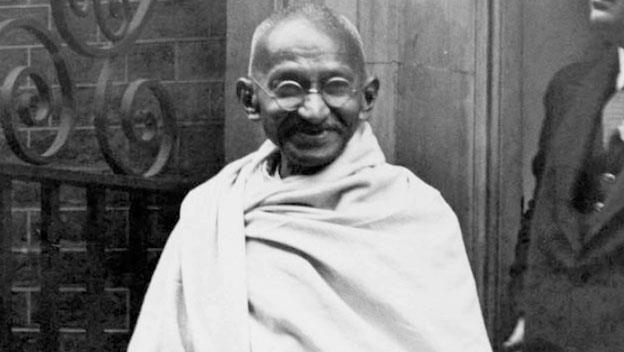 Gandhi e l indipendenza dell India: la nonviolenza Per lottare contro il dominio in India della Gran Bretagna, Gandhi predicava la non-violenza attiva.
