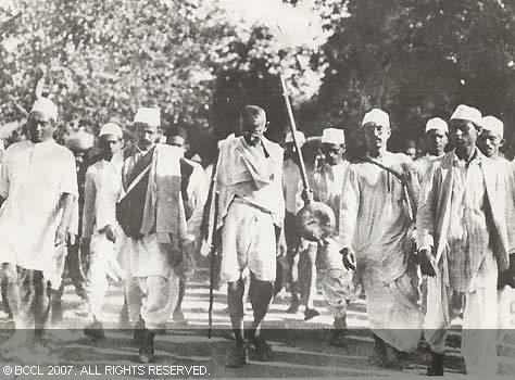 Gandhi e l indipendenza dell India: la nonviolenza La lotta toccò il punto più alto nel 1930 con la marcia del sale, durante la quale Gandhi percorse 320 km, seguito pacificamente da milioni di