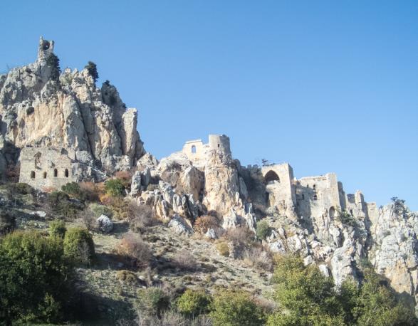 Si prosegue verso nord per il Castello di Sant Ilarione, le cui rovine si fondano nel paesaggio roccioso.