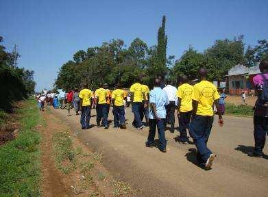 Parte della processione del DAC 2009 lungo la via per Migori Isebania Road. 2. Cerimonia di apertura La processione ha raggiunto Msomi Academy verso le 10.