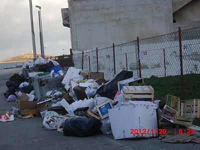 LUNGOMARE DEI SARACENI AI CONFINI DEL "PARCO URBANO" DI FRONTE AL MARE Mentre riprendo fotograficamente questa triste ed inquinante realtà mi chiedo: Ci