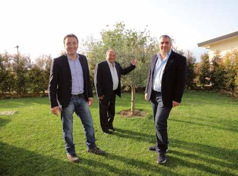 Ferdinando e Nicola Carbone coltivano più di 60 ettari di oliveto realizzati e condotti prima da nonno Nicola e poi da papà Pasquale, nella fertile località Piani Marzano sin dal 1950.