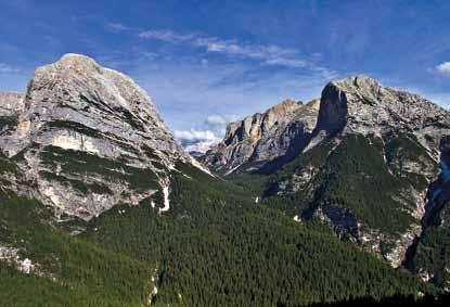 Vista della confluenza delle valli di Travenanzes e Fanes, con la Croda del Valon Bianco, dal Col Rosà. (Foto D.