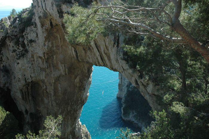 Questo può dirsi a maggior ragione dell'isola di Capri, perla dell'arcipelago Campano, che è altro rispetto al resto del creato.
