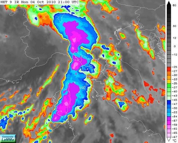 Fig. 4 ulteriore avvicinamento del fronte freddo alle coste della Toscana, fotografato alle ore 21 UTC del 4 Ottobre da MSG (satellite di seconda generazione) In letteratura meteorologica viene