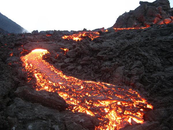 Un magma che arriva in superficie come lava si raffredda molto più