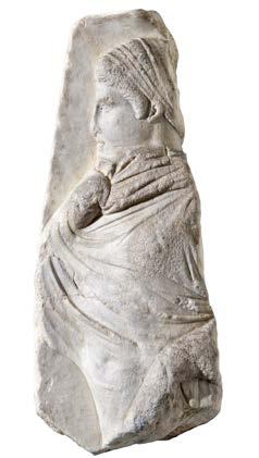RADII DEL PRESENTE SALA 13 FRAMMENTO DI RILIEVO ollezione Merolli FATA Frammento di rilievo in marmo bianco su cui è raffigurata una figura femminile, di profilo verso