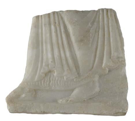 RADII DEL PRESENTE SALA 15 FRAMMENTO DI RILIEVO ollezione Palazzo Poli Frammento di rilievo in marmo bianco con parte inferiore di una figura femminile vista di profilo.
