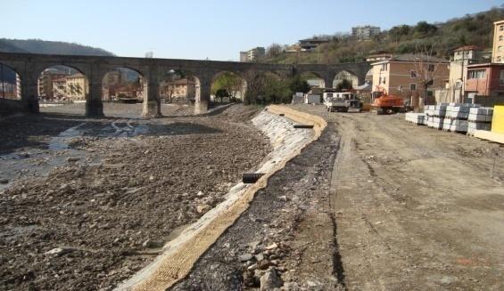 Nel tratto compreso tra il Ponte Sertoli e il Ponte Sifone, oltre alla realizzazione del nuovo percorso pedonale, la sistemazione superficiale ha previsto anche la razionalizzazione delle aree