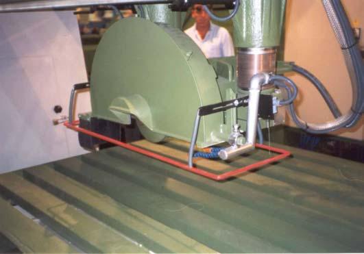 Riparo fisso solidale ad un sistema di sicurezza a barra sensibile Il riparo parziale viene mantenuto fisso nella parte superiore del disco di taglio durante la lavorazione.