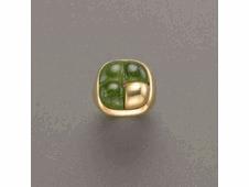 130 Anello in oro giallo con quadrifoglio, una foglia in oro e le altre in peridoto, g.29,20, misura: 11/51. Pomellato Peridot and gold four-leaved clover ring.