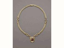 359 Collier in oro bianco e giallo a maglia groumette piatta con distanziatori a guisa di rombo e centrale impernato da due zaffiri cabochon rotondi, due diamanti a baguette ed un rubino ovale