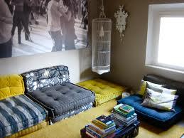 Dunque le sedi della casa in cui gli acari sono presenti in maggiore quantità sono il letto (materasso,cuscino, piumini, coperte) e le poltrone imbottite, arredi dove si trascorre molto tempo e nei