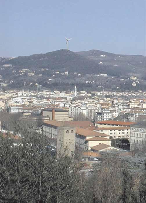 Fig.4: nel fotoinserimento della pagina a fianco si osserva una torre eolica di altezza pari a 100 metri localizzata su Monte Morello, vista dal Piazzale Michelangelo,