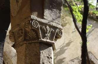 Successivamente, intorno al 625, il senato sorrentino fece costruire un adiacente convento per le monache Benedettine.