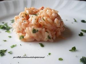 RISOTTO AL POMODORO Ingredienti per 4 persone: brodo vegetale 10/ 12 pomodorini pachino maturi mezzo bicchiere vino bianco secco scalogno o cipolla bianca burro per mantecare prezzemolo se gradito