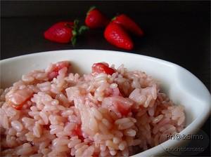 RISOTTO ALLE FRAGOLE Ingredienti : 250 gr di fragole 1 bicchiere di Fragolino o vino bianco brodo vegetale ( o di dado) 1 scalogno olio & una noce di burro Se non avete in casa il Fragolino potete