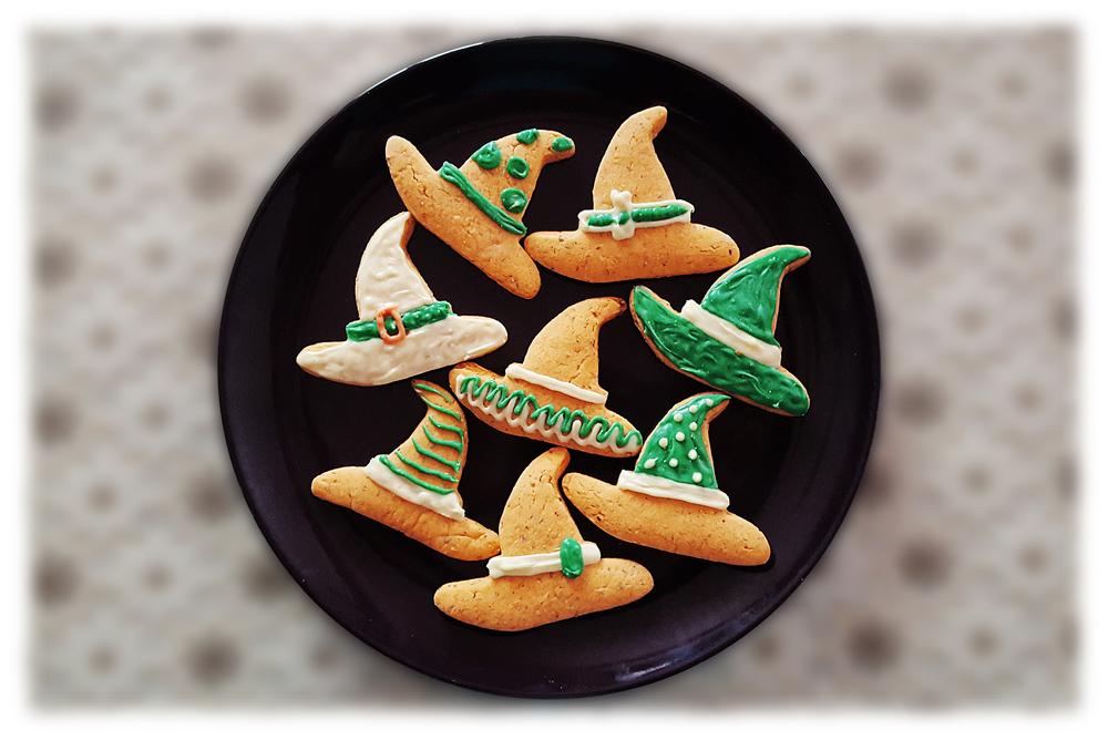 (Celebrating Halloween) Golose idee per decorare i biscotti di Halloween. Vi presento uno dei miei set cappelli da strega : Per la ricetta dei biscotti di Halloween consultate la pagina: http://www.