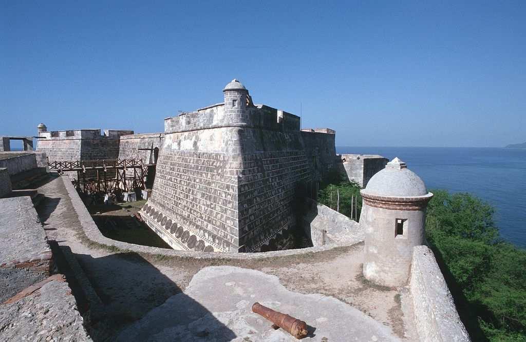 sbarco di contrabbandieri e bucanieri fuori della città), tra cui il Palazzo di Fulgenzio Batista, trasformato oggi in Museo de la Revolucion.