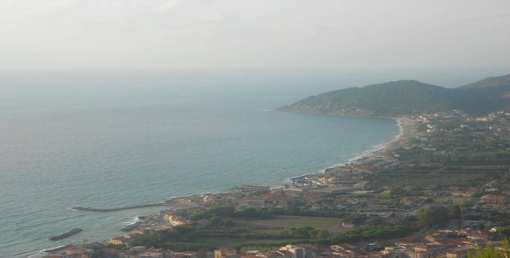 Nel tardo pomeriggio, grazie alla navetta, prenotata dal gestore, si è potuto visitare Castellabbate, e rivivere così per un istante le scene del film, mentre il sole faceva capolino sul mare, visto