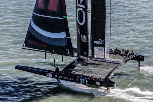 Catamarani da competizione Figura 3: Catamarano da competizione AC72 in assetto di volo Questi tipi di navigazione, uniti alle alte velocità, comportano notevoli problematiche per le quali è