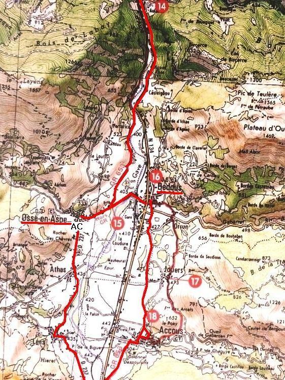 5km Escot (320m alt)- il GR653 attraversa la N134, il gave e la ferrovia e prosegue per un sentiero un po' difficile in costa potete anche seguire la strada che é larga e praticabile 5km SARRANCE