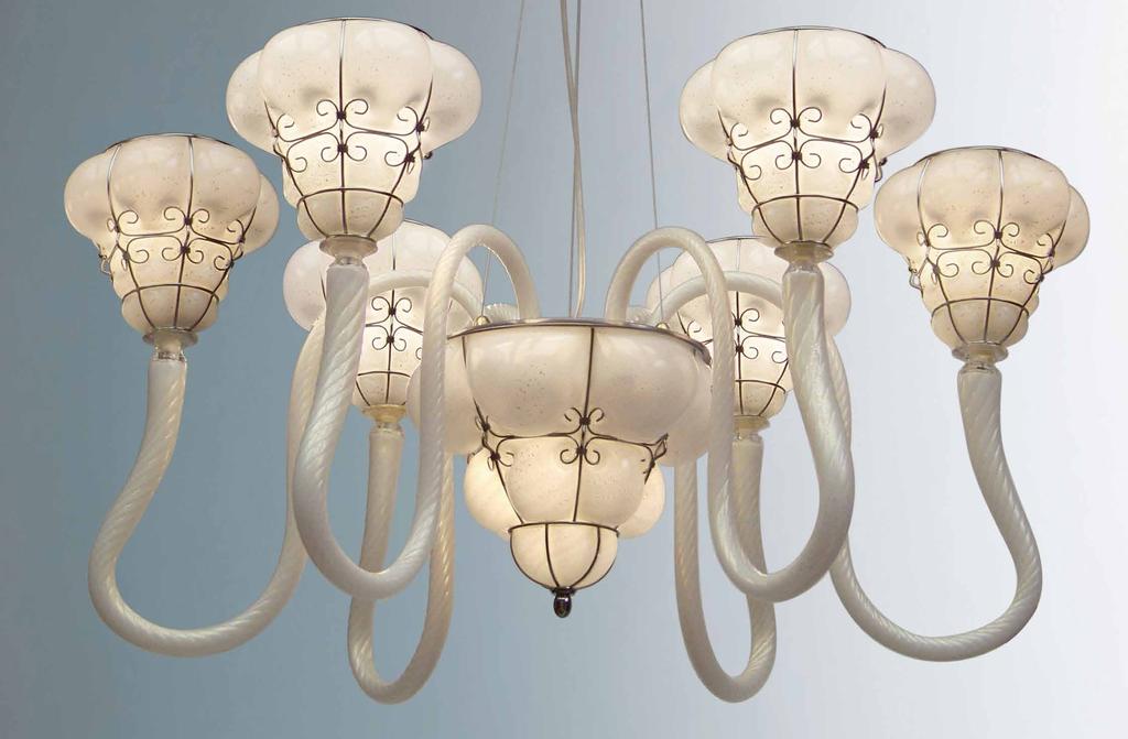 0102 103 Classic Serie di lampadari ottenute dal risultato di un perfetto mix di forme tipicamente classiche dei lampadari classici di Murano con la tipologia