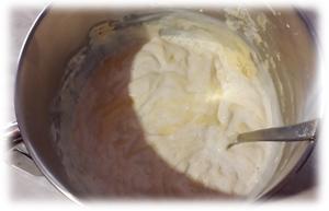 Aggiungete al composto montato la farina con la fecola e il lievito setacciati. Poi aggiungete la panna liquida e l olio.