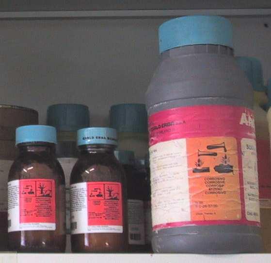 III L ETICHETTA Come devono essere le etichette e le indicazioni: Le indicazioni previste dalla normativa su sostanze e preparati pericolosi devono essere riportate direttamente sull imballaggio