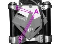 3 OLO MANUTENZONE E CONTROLL 60 mm Livello olio OLO FORCELLE Stelo destro Per la sostituzione procedere nel modo seguente: 1) Togliere la ruota anteriore 2) Togliere il manubrio ( vd. pag.