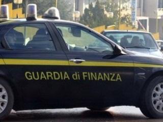 disposizione degli indagati, aveva già predisposto assegni circolari), è stato