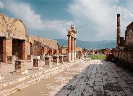 il foro La zona del Foro, quasi del tutto ancora interrata, non segue il tradizionale schema delle piazze rettangolari romane.