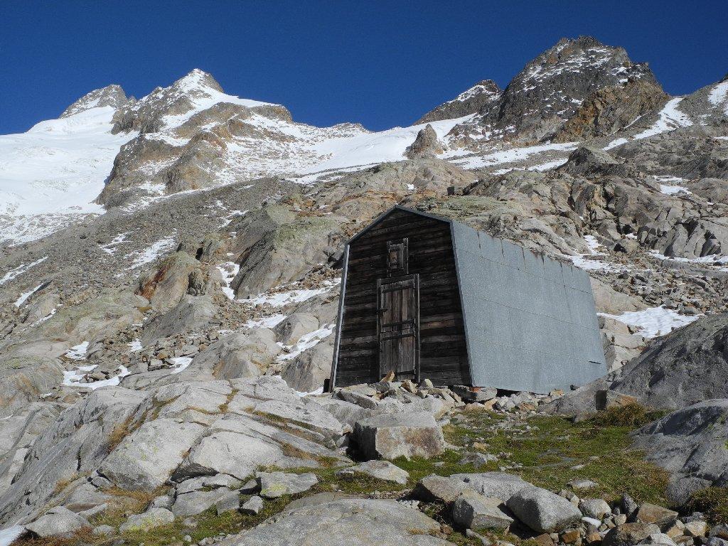 Definizione di rifugio alpino Legge quadro per il turismo n. 217 del 17 maggio 1983 e s.m.i. All articolo 6 della legge sono definiti gli edifici ed i locali adibiti ad attività ricettive turistico-alberghiere fra cui troviamo i rifugi alpini.