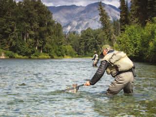 PESCA ED EQUITAZIONE La pesca è un attività che si svolge sulla costa, laghi e fiumi. La pesca è una fonte di reddito per molti abitanti della costa.