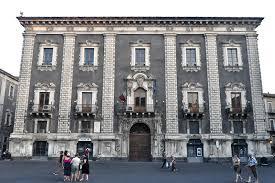 ) della Cattedrale sono le testimonianze dell originaria costruzione normanna. Situata all interno della Cattedrale vi è la tomba di Bellini. Seminario dei Chierici (sec.