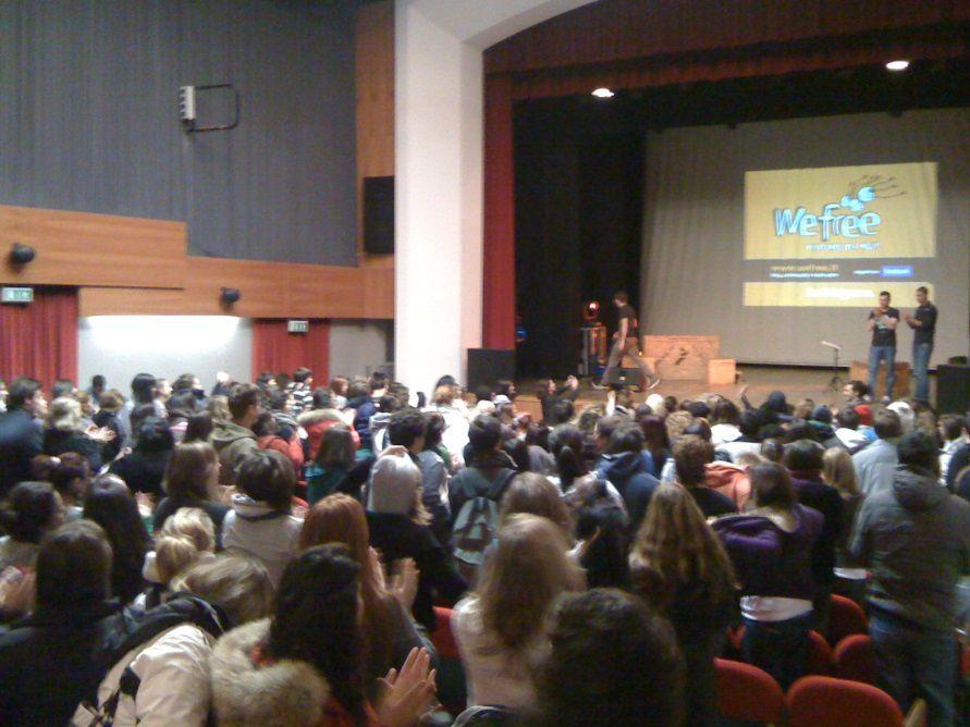 Gli spettacoli teatrali Gli spettacoli teatrali destinati al mondo della scuola e dei ragazzi, forniscono spunti di riflessione e di approfondimento