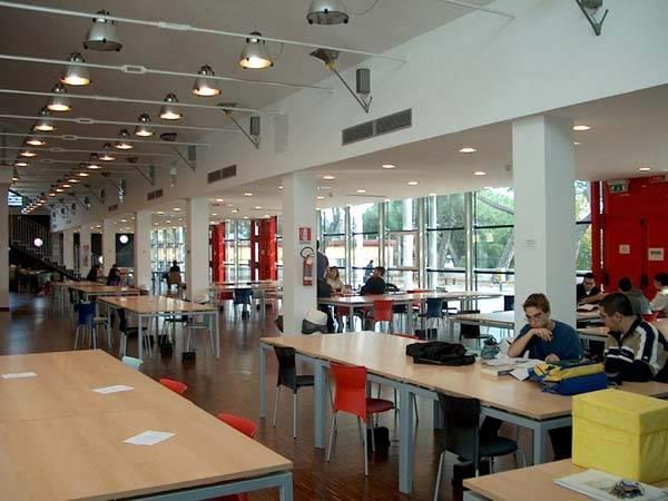 Savona Campus: La struttura La biblioteca/mediateca Collegata all Ateneo