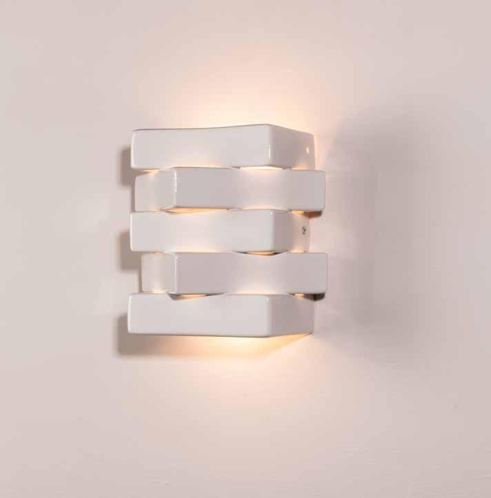 50102/A Applique in ceramica Decorazione: bianco lucido Illuminazione: 2x G9 max 35W Dimensioni: Largh. cm. 21 - H. cm. 19,5 Prof.