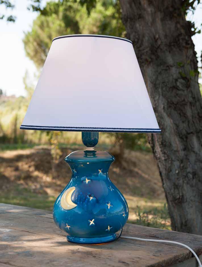 50119/B31 Base lampada in ceramica Decorazione: blue navy Decori ed intagli eseguiti a mano luna con stelle Fascia prezzo 3 Paralume: 00IM1 ø cm. 45 bianco liscio con bordi blue Doppia illum.