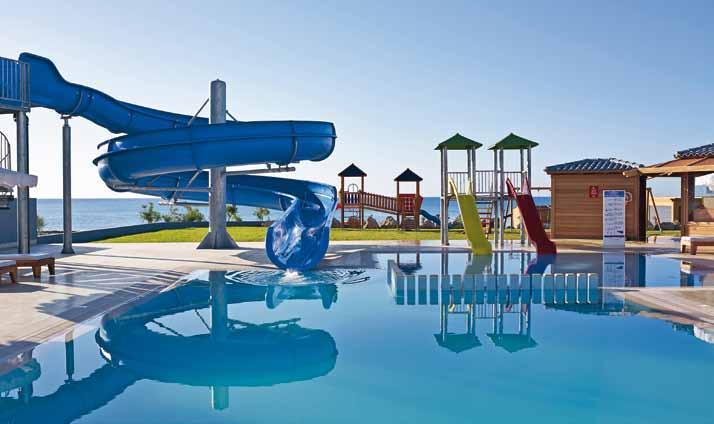 con scivoli per adulti e bambini, sdraio ed ombrelloni ad uso gratuito vicino alla piscina ed in spiaggia, teli mare con cauzione, centro Wellness Spa a pagamento (piscina coperta, jacuzzi,