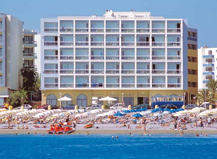 HOTEL IBISCUS 4 H Rodi città / www.ibiscushotel.gr Posizione: situato vicino alla spiaggia cittadina, dalla quale lo divide la strada costiera. Dista 800 m dal centro città e 18 km dall aeroporto.