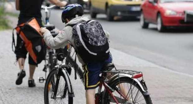 E i bambini in bici: si trovano per la prima volta nel ruolo di conducente nella circolazione stradale: sono imprevedibili quando svoltano