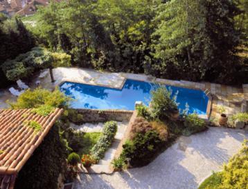 Attigua al parco, in una zona particolarmente riparata e suggestiva, troviamo la piscina con il solarium e la limonaia.