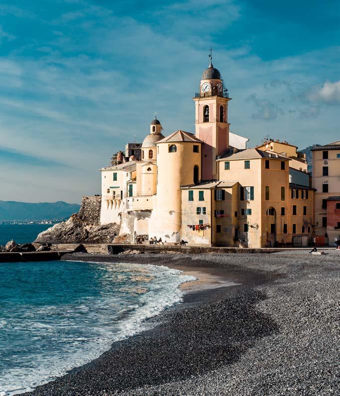 TRAVEL GENOVA Per le 12.30 entra in Camogli. Lascia la moto nel parcheggio ai bordi del centro storico.