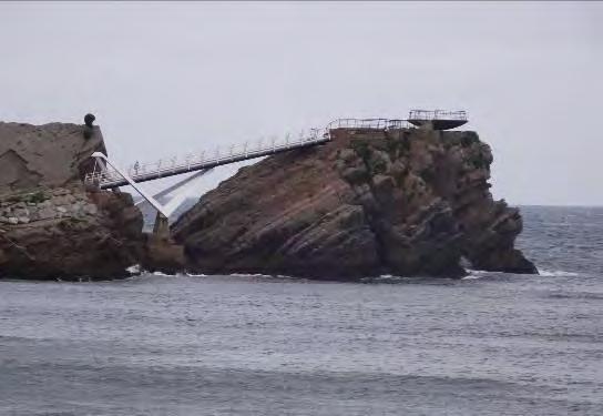 Scorgo delle panchine e mi siedo per riflettere con calma: guida alla mano, prendo di nuovo atto che le indicazioni riportano sui monti. Con il mare a due passi, mi pare folle.